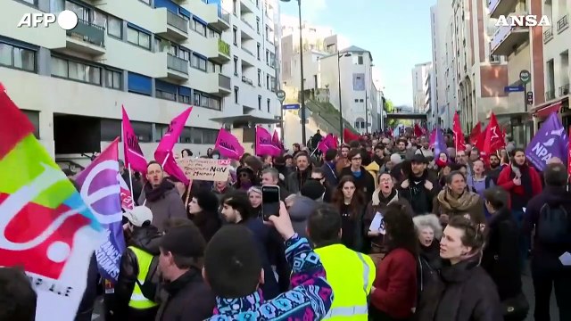 Riforma pensioni in Francia, manifestanti marciano a Parigi