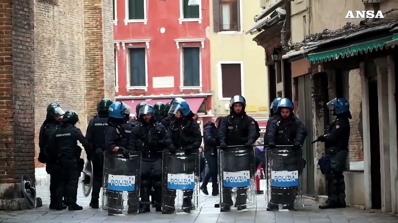 Venezia, momenti di tensione al corteo degli anarchici: citta' blindata