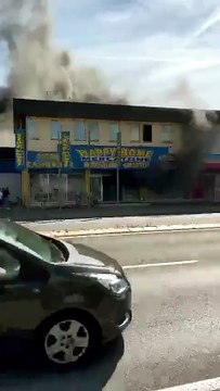 Incendio in via Emilio Lepido: alta e densa colonna di fumo - Video