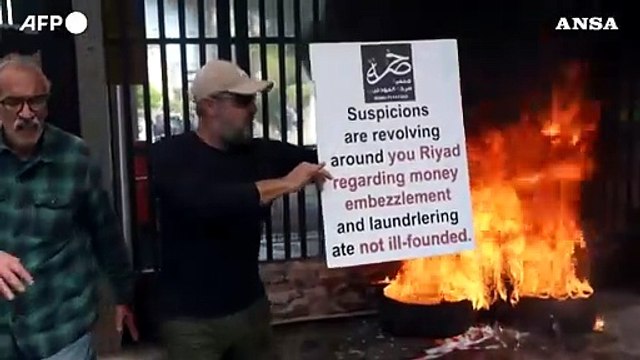 Libano, protesta davanti alla Banca centrale di Beirut contro la crisi