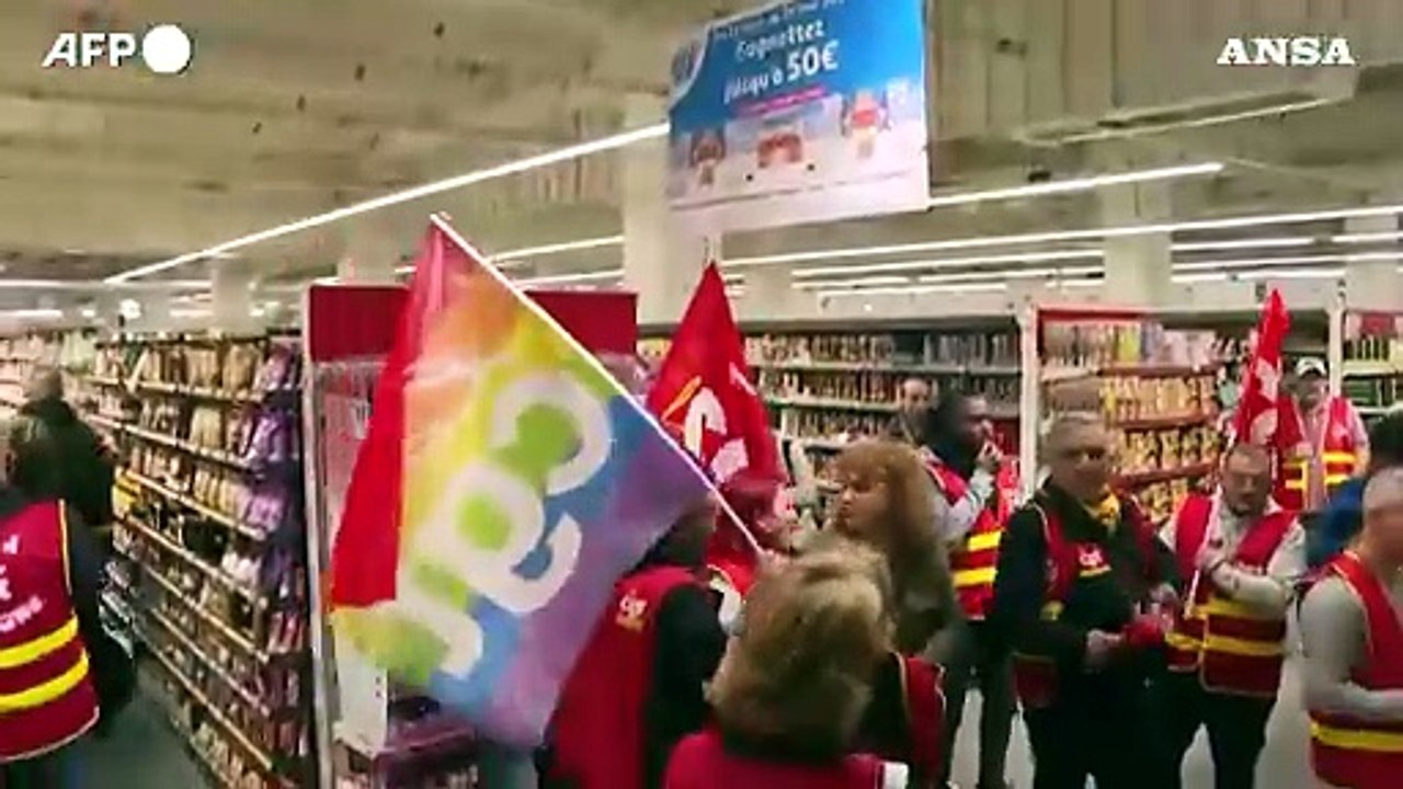 Francia: riforma pensioni, manifestanti occupano un supermercato vicino Parigi