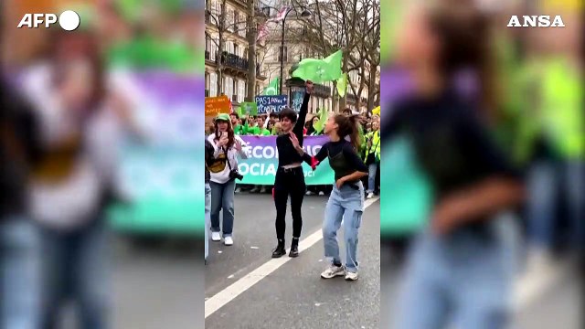 Riforma pensioni, attivisti per il clima manifestano a Parigi a suon di musica da discoteca