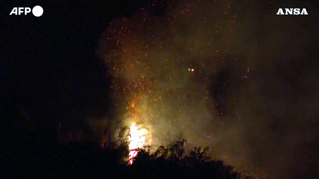 Thailandia, i vigili del fuoco combattono un vasto incendio boschivo