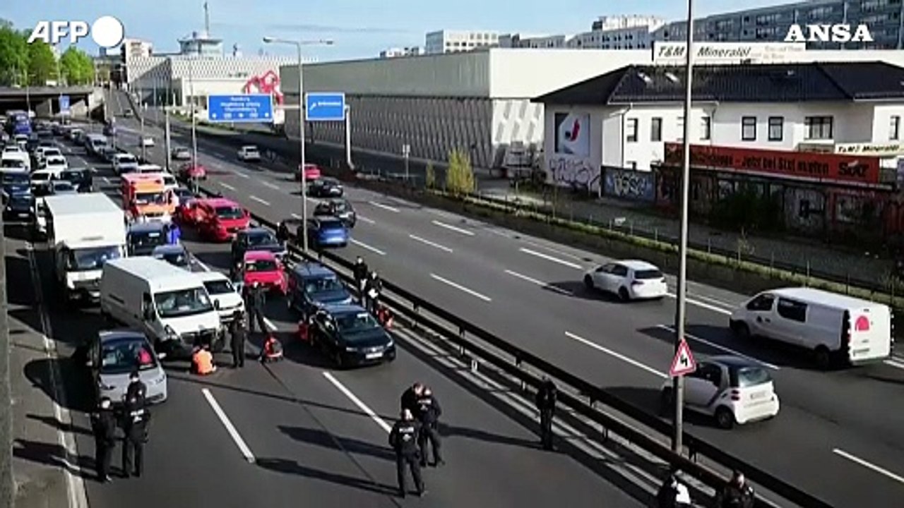 Germania, gli attivisti di "Ultima Generazione" paralizzano Berlino con blocchi stradali