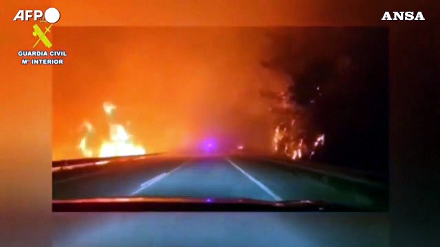 Spagna, Asturie devastate dagli incendi: la lotta dei vigili del fuoco