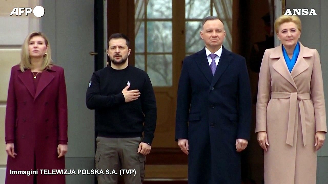 Polonia, Zelensky e la moglie accolti a Varsavia dal presidente Duda e dalla first lady