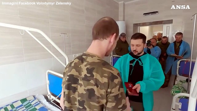 Ucraina, Zelensky visita i soldati feriti al fronte e ringrazia i medici