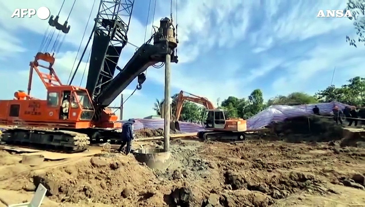 Vietnam, bambino intrappolato in un pilastro: il lavoro dei soccorritori continua