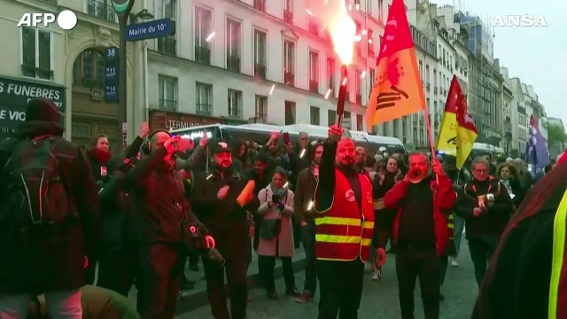 Francia, riforma pensioni: proteste a suon di pentole mentre parla Macron