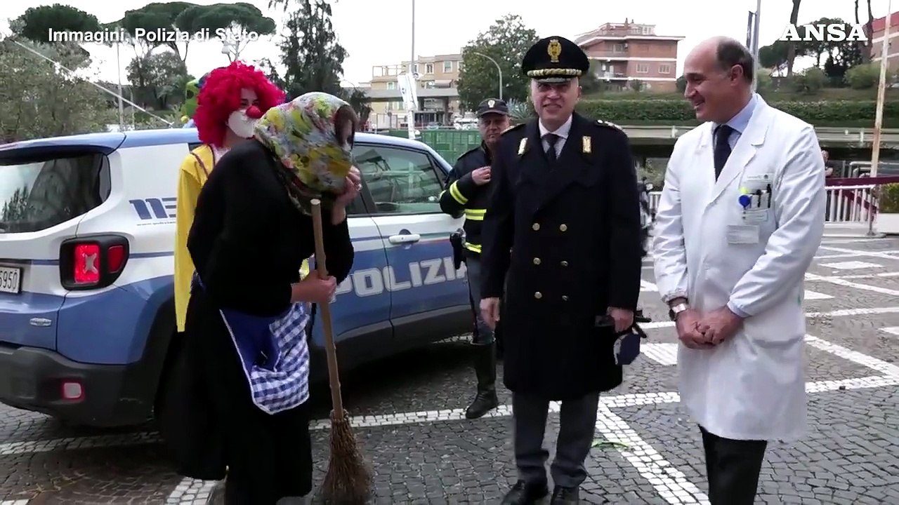 Roma, la Befana della polizia al Gemelli tra i bambini