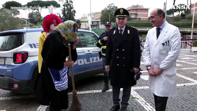 Roma, la Befana della polizia al Gemelli tra i bambini