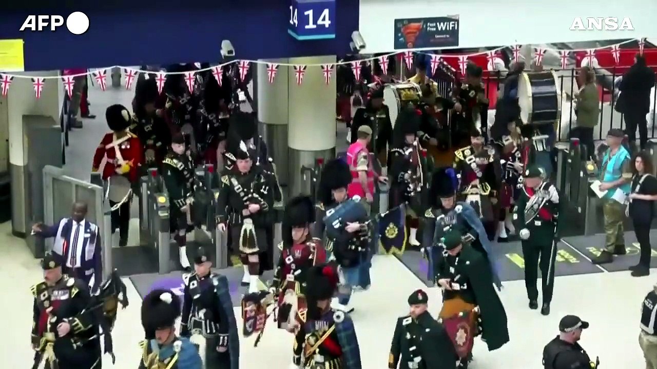 I soldati britannici arrivano a Londra per l'incoronazione di re Carlo III