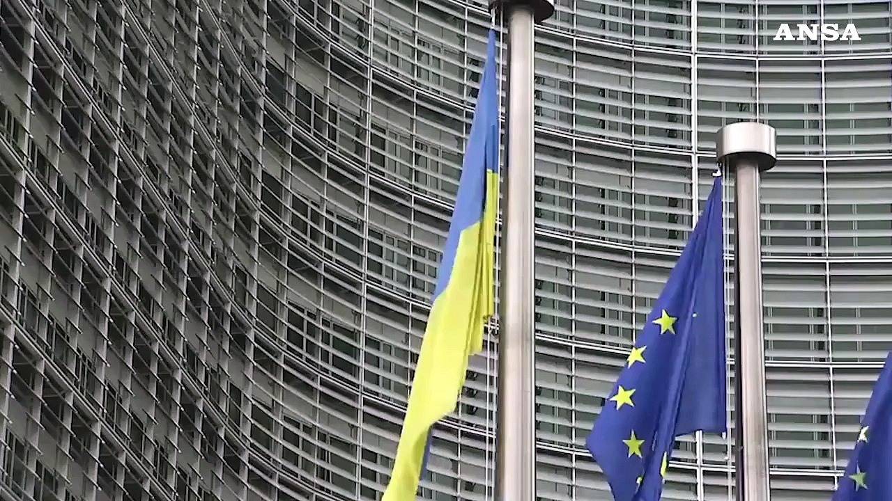 Giornata dell'Europa: issata la bandiera Ucraina davanti alla Commissione europea