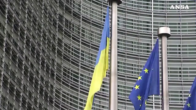 Giornata dell'Europa: issata la bandiera Ucraina davanti alla Commissione europea