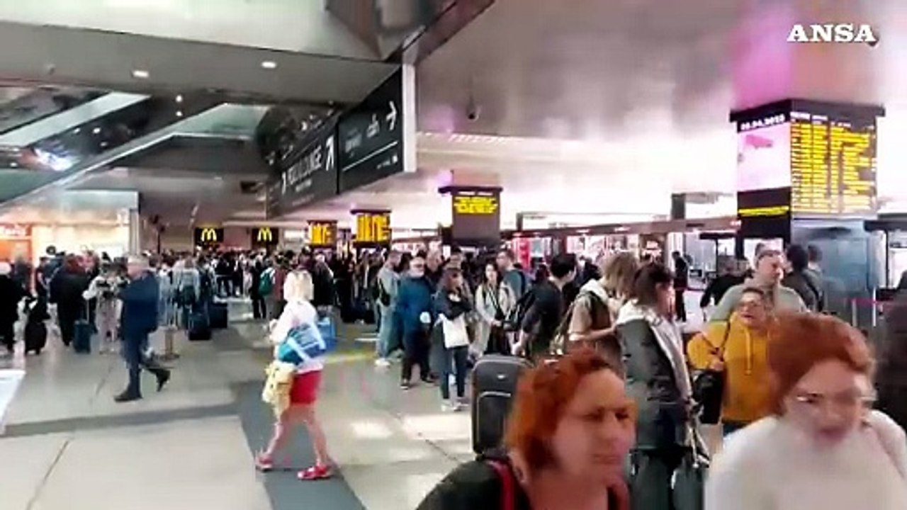 Treno deragliato, caos a Roma Termini: lunghe file e treni cancellati