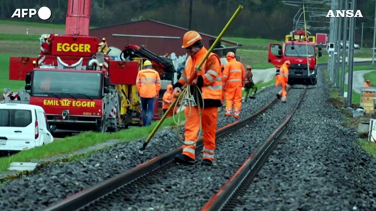 Incidente ferroviario in Svizzera, gru al lavoro per lo sgombero dei treni deragliati