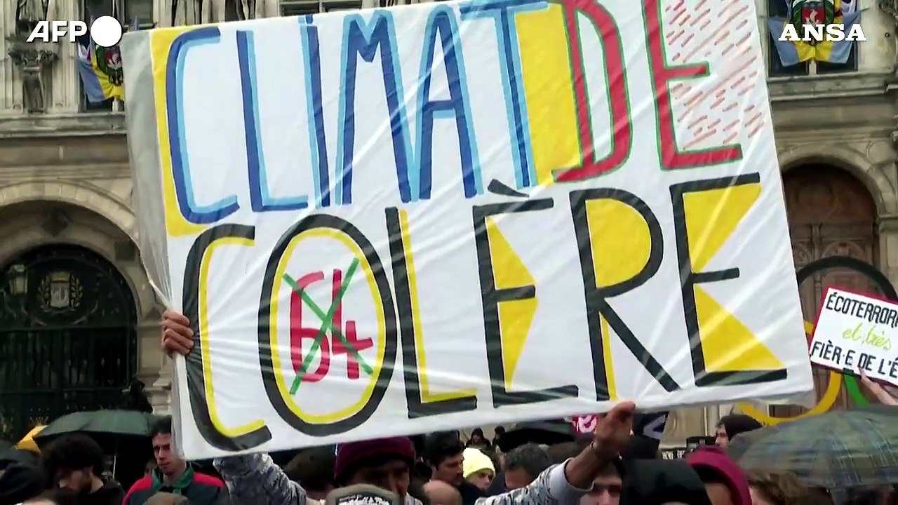 Francia, pensioni: manifestanti davanti al municipio di Parigi