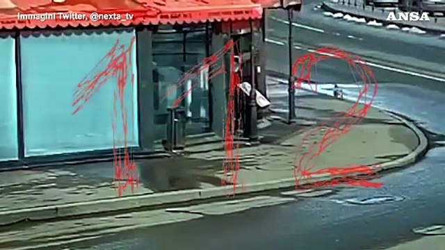 Attentato di San Pietroburgo, la presunta attentatrice entra nel bar con una scatola