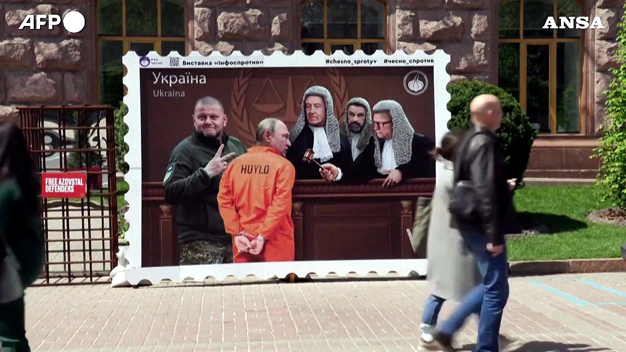 Kiev, Putin a processo in un'installazione artistica a forma di francobollo