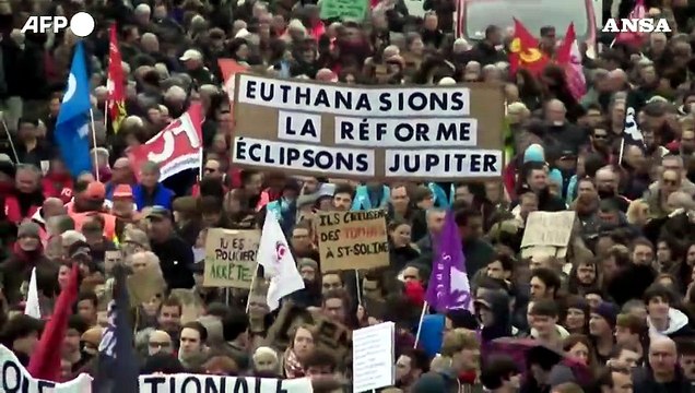 Francia, riforma pensioni: scontri fra manifestanti e polizia a Nantes