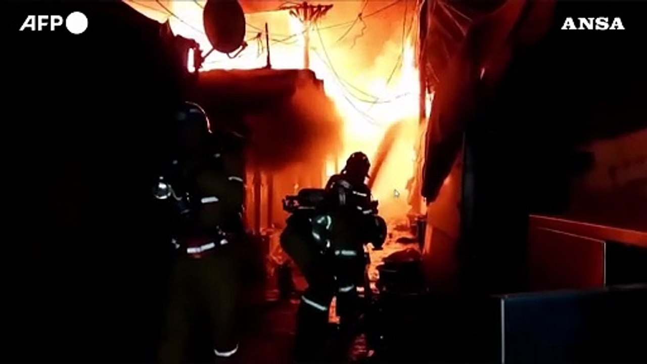 Corea del Sud, incendio in una baraccopoli a sud di Seul: 500 evacuati