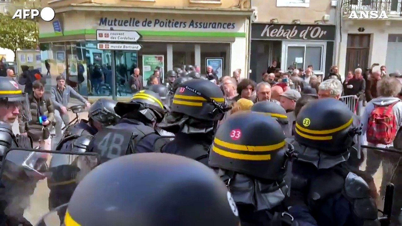 Francia: riforma pensioni, la polizia respinge manifestanti