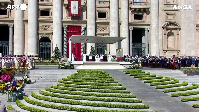 Pasqua, Papa Francesco celebra la messa in piazza San Pietro