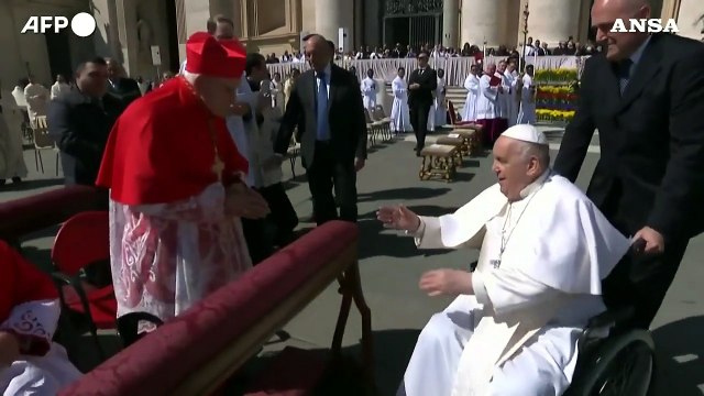 Pasqua, Papa Francesco saluta i fedeli dopo la messa a San Pietro