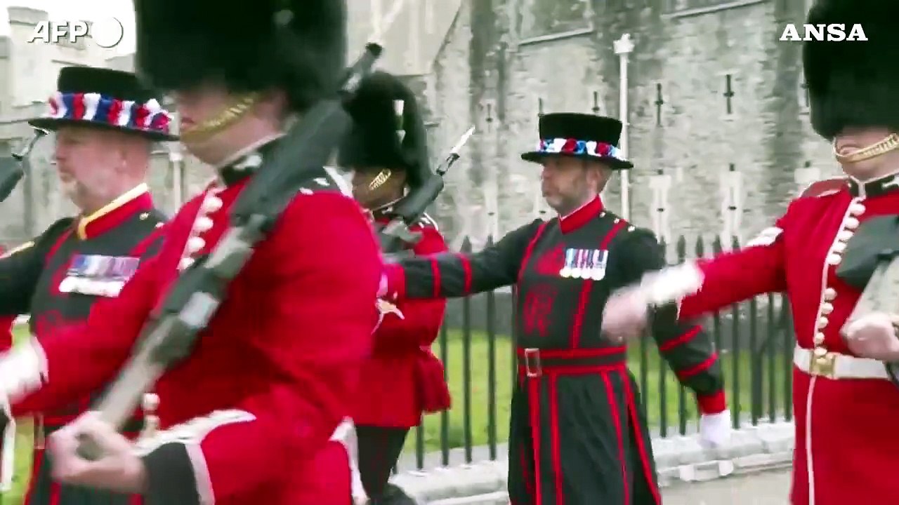 Gran Bretagna, i guardiani della Torre di Londra indossano le nuove uniformi