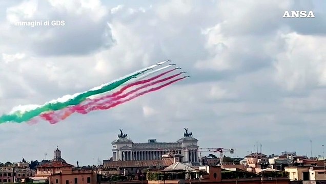 Le Frecce Tricolori sorvolano l'Altare della Patria per la Festa della Repubblica
