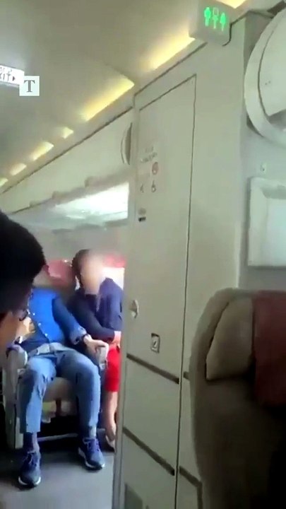 Un uomo apre il portellone d'aereo in volo - Video: la follia in alta quota