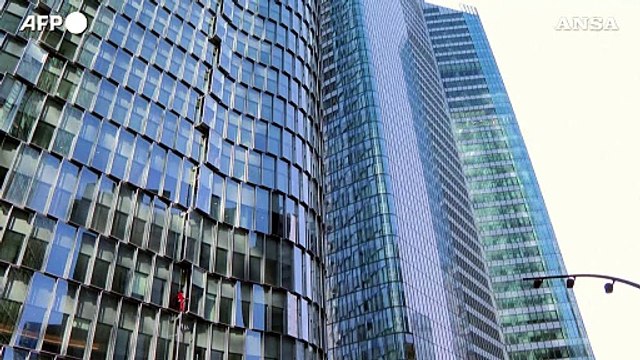 Parigi, lo Spiderman francese scala un grattacielo di 38 piani per dire no alla riforma delle pensioni