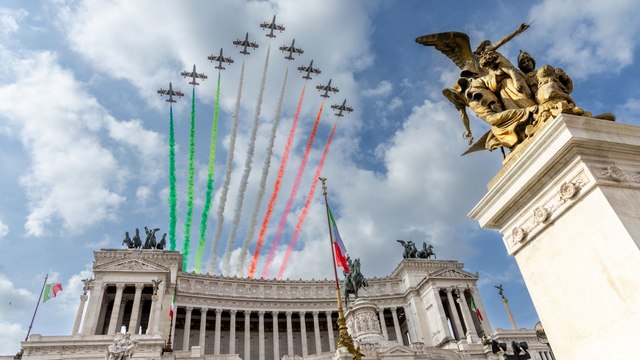 Lo spettacolare sorvolo delle Frecce Tricolori sull'Altare della Patria per la Festa della Repubblica
