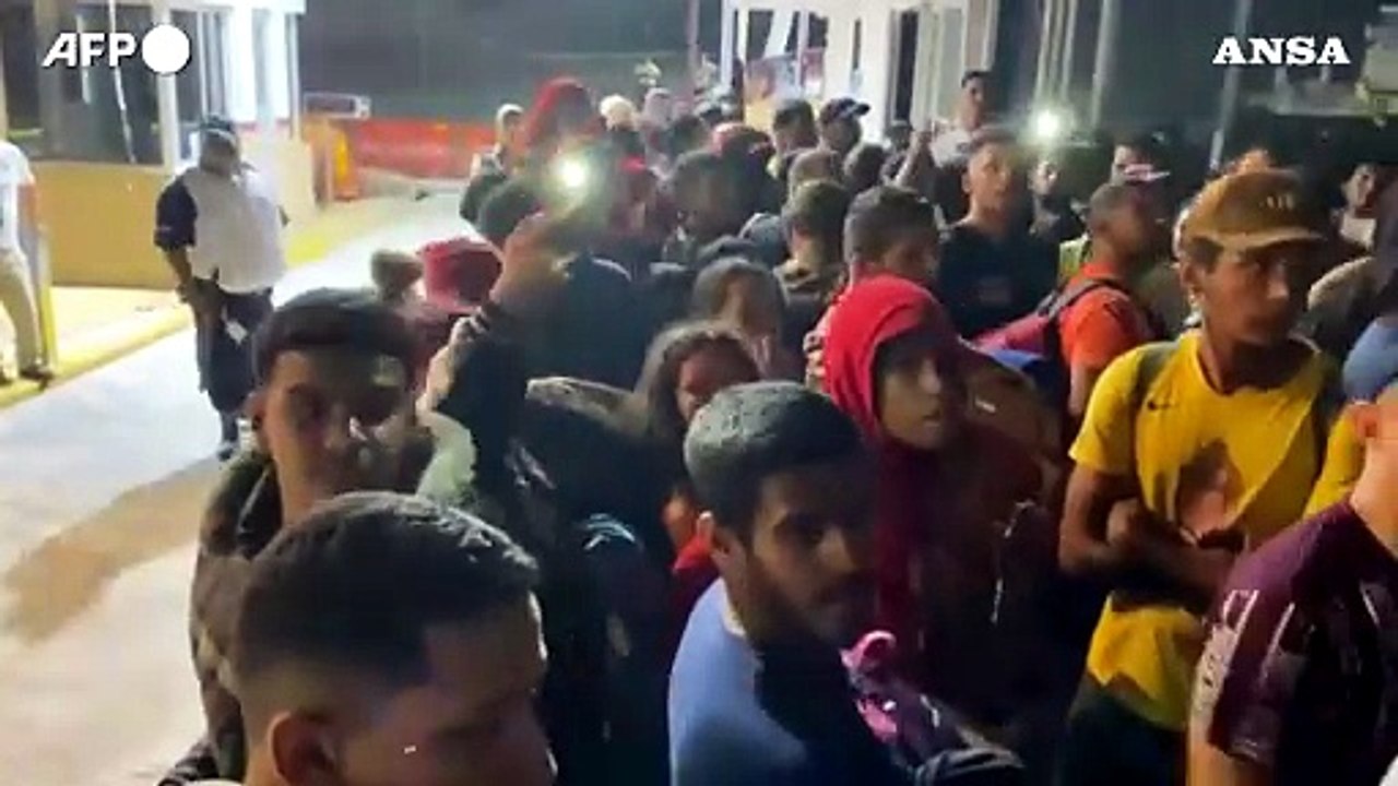 Messico, migranti venezuelani sfondano la barriera di un ponte di frontiera per entrare negli Usa