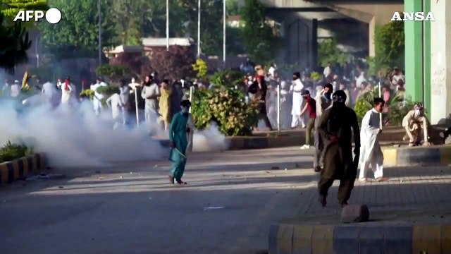 Pakistan, polizia usa gas lacrimogeni contro i sostenitori di Khan