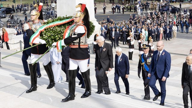 Il presidente Mattarella rende omaggio al Milite Ignoto all'Altare della Patria