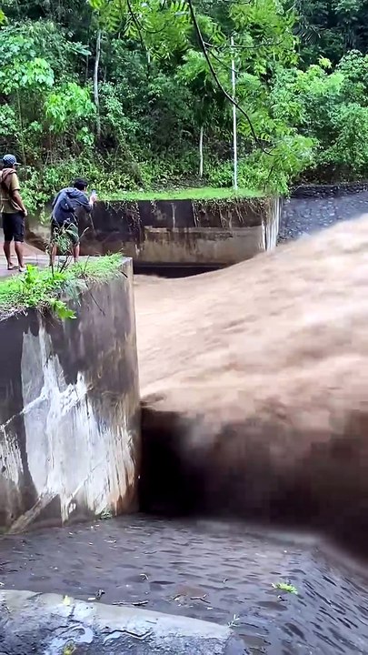 Incroyable ! Il utilise la puissance du barrage pour marcher sous l'eau