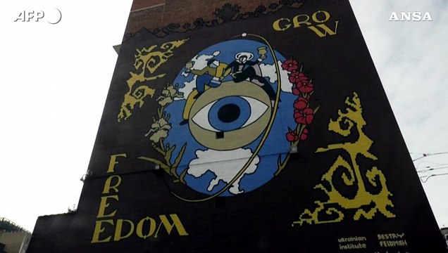 Ucraina, svelato un murales a Bruxelles per celebrare un anno di guerra