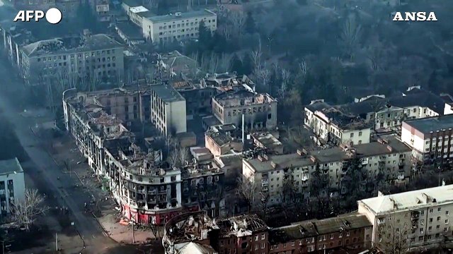 Ucraina, il volo sulla citta' di Bakhmut distrutta dai bombardamenti