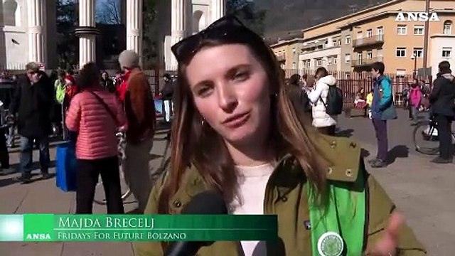 Clima, i ragazzi di Fridays for Future sfilano per le vie di Bolzano