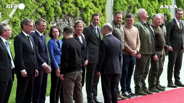 Zelensky a Berlino chiede a Scholz la partecipazione della Germania alla coalizione dei caccia