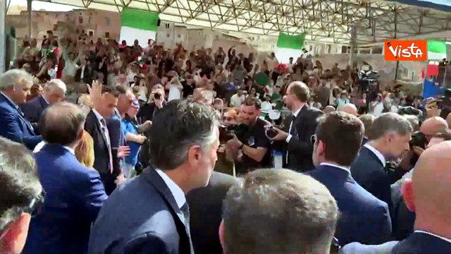 2 giugno, 'Giorgia! Giorgia! Giorgia!', ovazione all'arrivo di Meloni ai Fori Imperiali