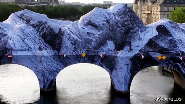 Parigi, il Pont Neuf si trasforma in una gigantesca caverna