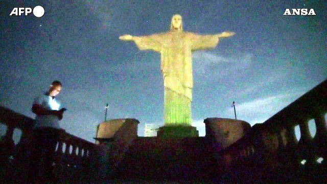 Cristo Redentore di Rio de Janeiro al buio in solidarieta' col calciatore Vinicius
