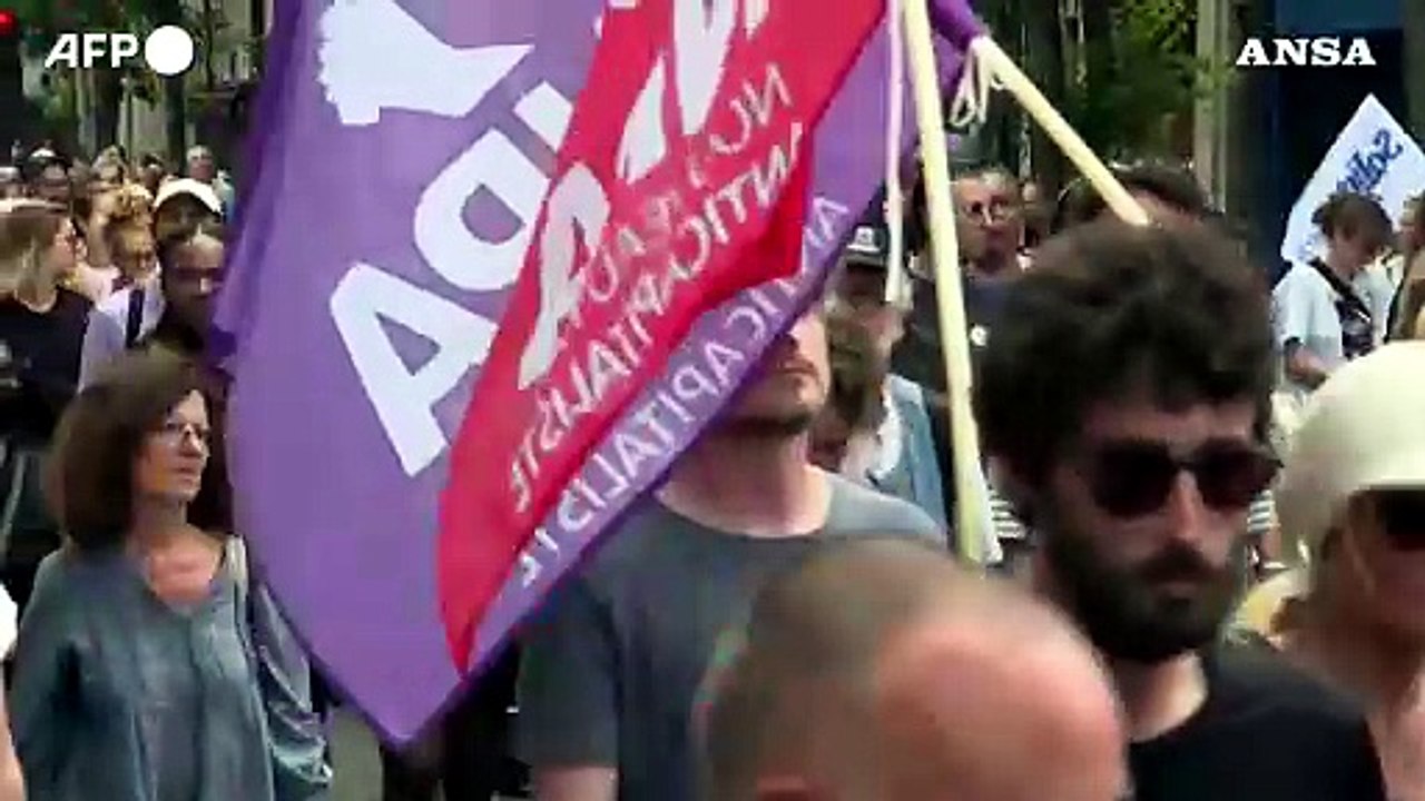 A Parigi corteo per Adama Traore' nonostante divieto della questura