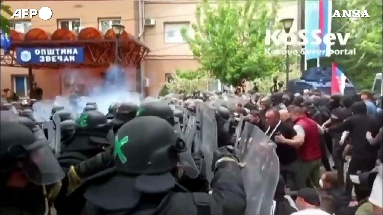 Kosovo, scontri fra manifestanti serbi e polizia: feriti anche 34 militari Nato