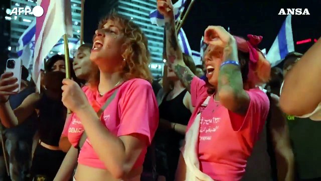 Israele, proteste contro il licenziamento del ministro della Difesa