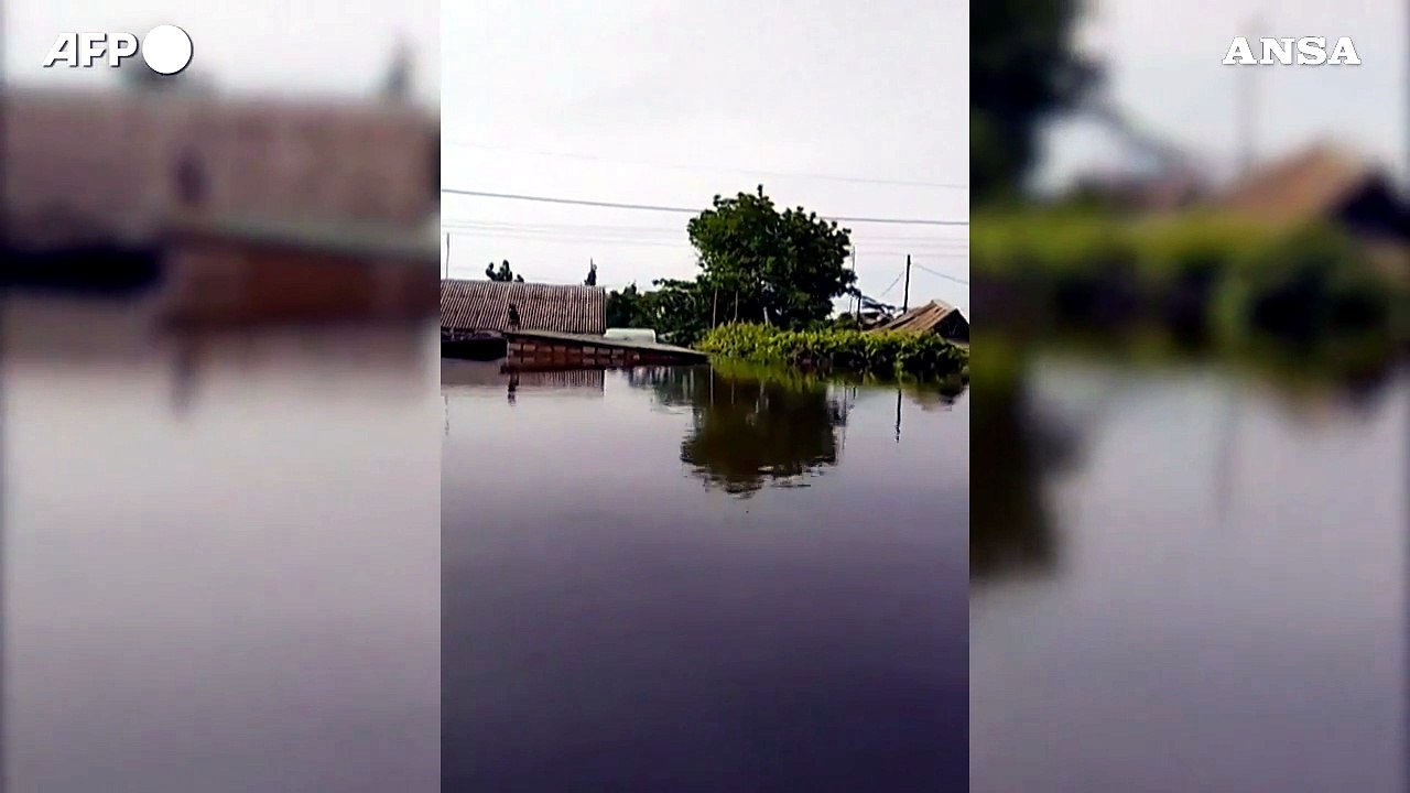 Ucraina, strade allagate a Nova Kakhovka dopo il crollo della diga