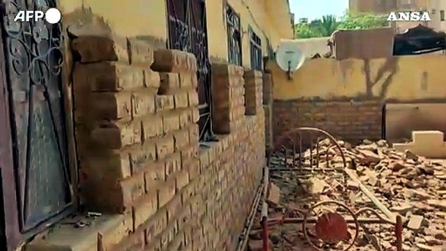 Sudan, prosegue il conflitto: casa distrutta dai bombardamenti a Khartoum