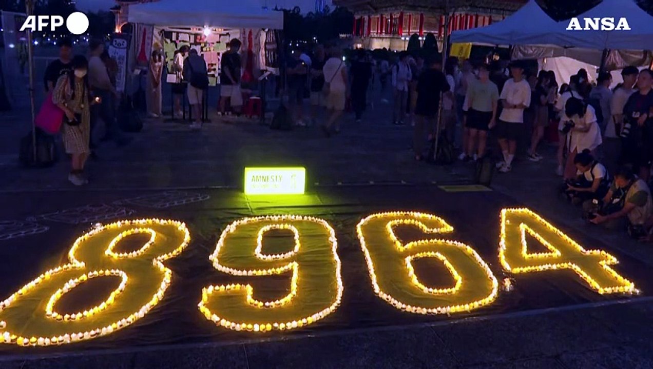 Una veglia a lume di candela a Taipei per il 34esimo anniversario di Tienanmen